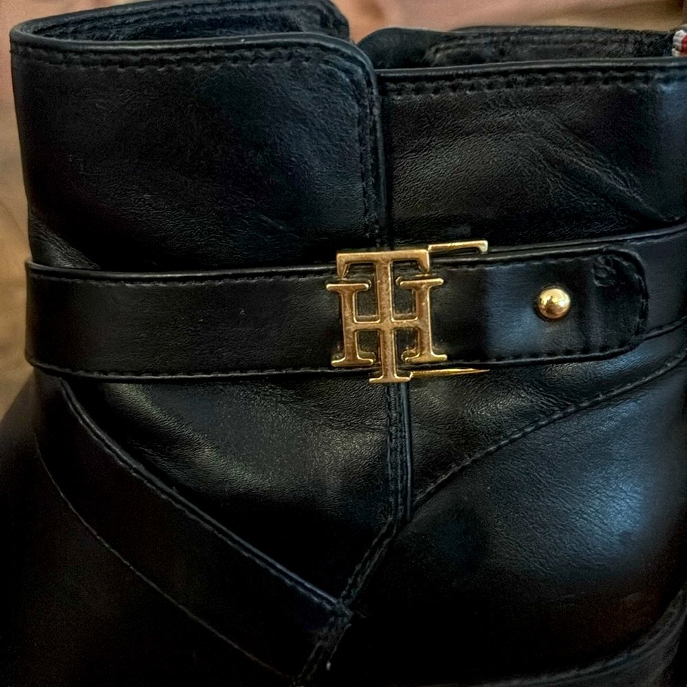 Tommy Hilfiger Black Ankle zipper boots 7M with Gold Emblem - Picture 11 of 16
